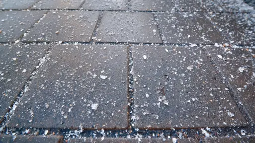 Czy sól naprawdę niszczy kostkę brukową? Sprawdź, co mówią eksperci