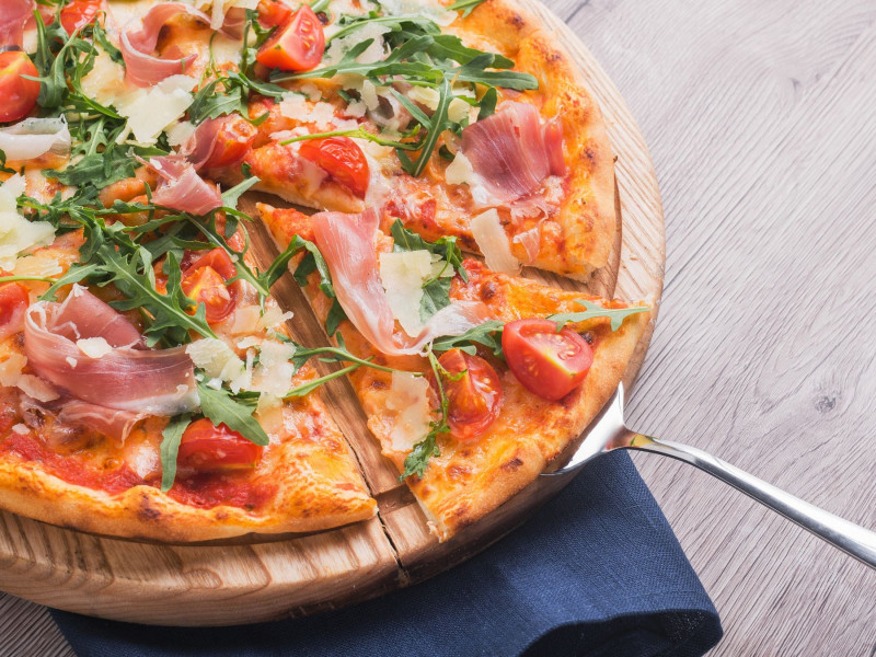 Pizza z rokiettą i prosciutto – włoski klasyk w nowej odsłonie