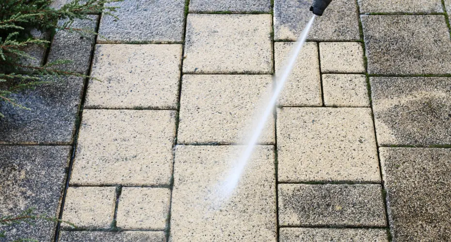 Mycie kostki brukowej myjką ciśnieniową. Jak to robić dobrze i bezpiecznie?