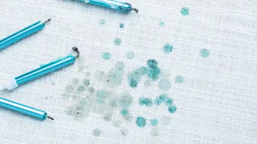 Rozlana świeczka na kanapie? Zamiast skrobać wosk – sięgnij po… 