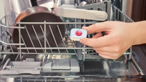 Zmywarka myje gorzej niż kiedyś? To nie wina tabletek