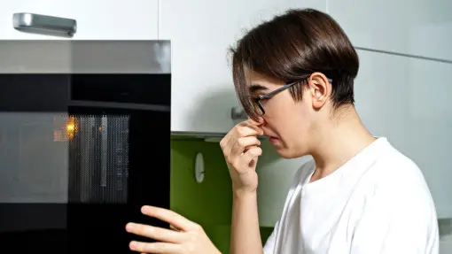 Mikrofalówka śmierdzi spalenizną? Ten trik rozwiąże problem w 30 sekund