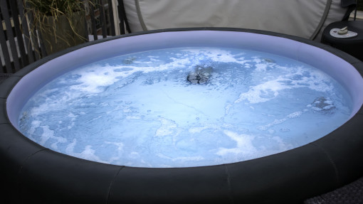 Jacuzzi na balkonie i tarasie – czy to legalne i bezpieczne? Jaki model wybrać?