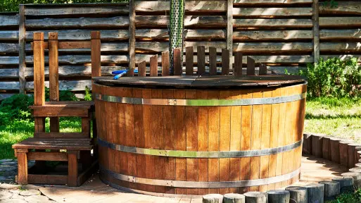 Wanna w ogrodzie? Nie myl jej z jacuzzi – poznaj różnicę i wybierz idealną dla siebie