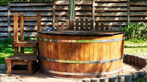 Wanna w ogrodzie? Nie myl jej z jacuzzi – poznaj różnicę i wybierz idealną dla siebie