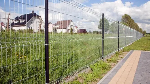 Ogrodzenia panelowe a bezpieczeństwo domu – jak wybrać ogrodzenie, które naprawdę chroni?