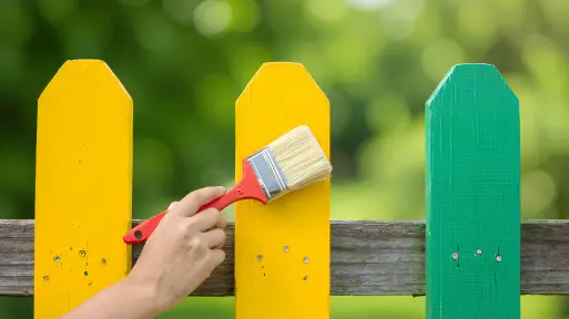 Jak dbać o drewniane ogrodzenie? Jak, czym i kiedy malować?