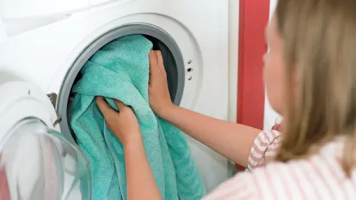 Ubrania z ręcznikami w jednym praniu? Sprawdź, dlaczego to błąd. Powód zaskakuje