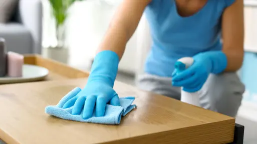 Jak czyścić drewniane meble? Ta kolejność może zaskoczyć