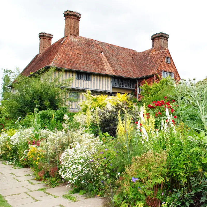 Rabata w ogrodach Great Dixter w Wielkiej Brytanii