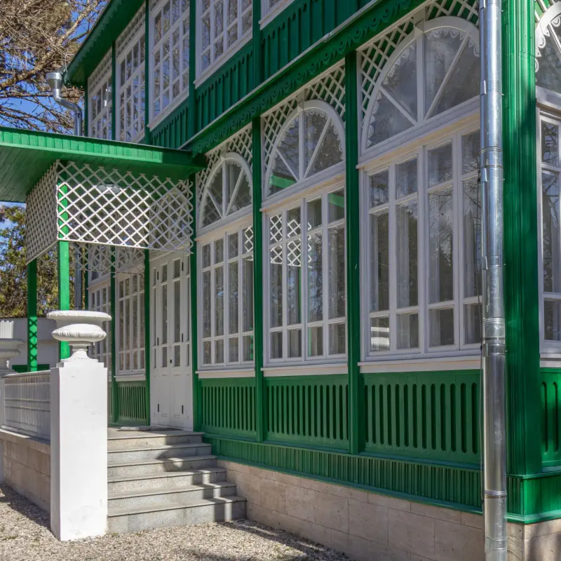 Zabytkowa, dziewiętnastowieczna drewniana weranda