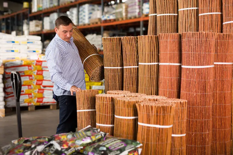 Matę trzcionową kupisz w sklepie ogrodniczym lub markecie budowlanym
