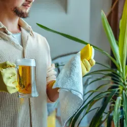 Liście też lubią piwo i drinki z cytryną. Zamiast słomki sięgnij po szmatkę i zobacz, co się dzieje