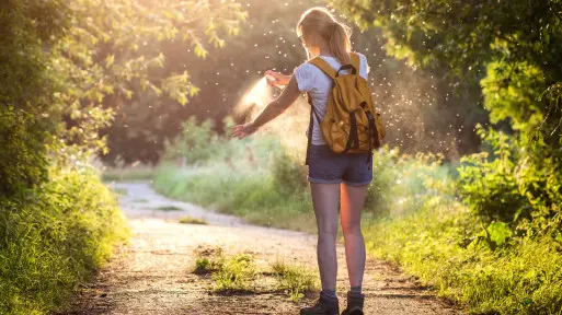 Jak uchronić się przed insektami w ogrodzie? Ten preparat działa nawet 10 godzin i jest bezpieczny