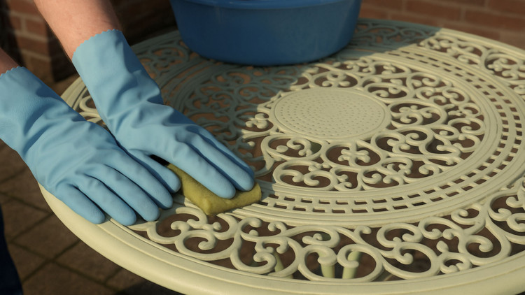 Zardzewiałe i brudne meble? Te domowe sposoby z działają jak magia