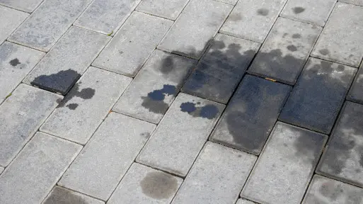 Jak usunąć olej z kostki brukowej? Domowe sposoby nie zawsze są skuteczne