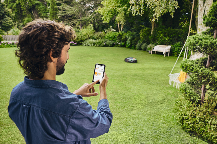 Zamiast kosić, odpoczywaj. Twój trawnik może wyglądać perfekcyjnie dzięki robotowi koszącemu