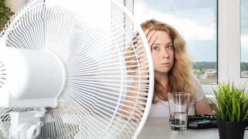 Masz zwykły wentylator, ale dalej jest za gorąco? Ten trik sprawi, że poczujesz chłód jak z klimatyzatora