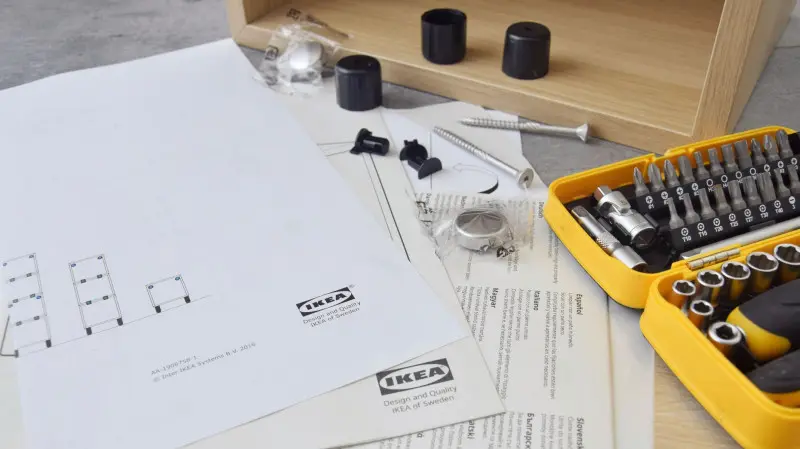 Instrukcja IKEA, komplet śrubek i odpowiednie narzędzia – wszystko, czego potrzebujesz, by złożyć meble trzy razy szybciej i bez zbędnego wysiłku.
