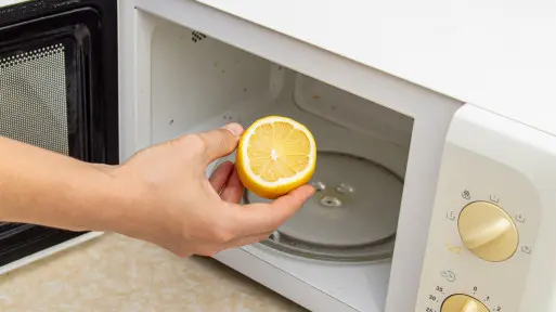 Mikrofalówka jak nowa bez szorowania? Wystarczy 1 cytryna