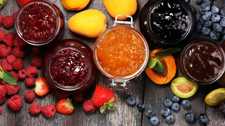 Jakie owoce nadają się na przetwory na zimę? Co z nich zrobić i jak długo przechowywać?