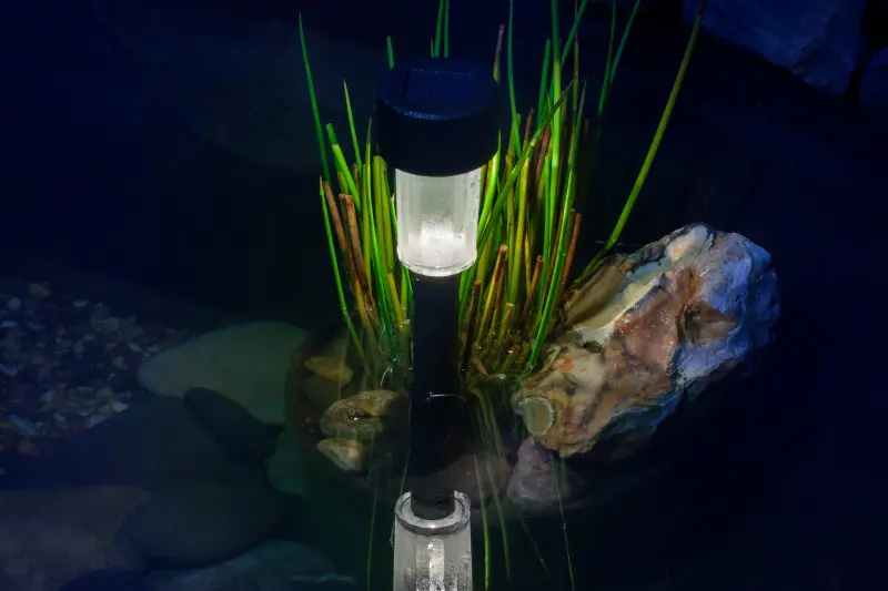 Lampa solarna oświetlająca oczko wodne