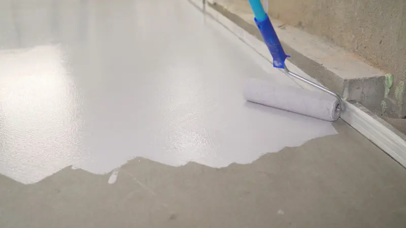 Malowanie betonowej nawierzchni białą farbą