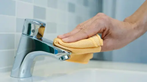 Ta jedna rzecz z lodówki poleruje krany lepiej niż chemia? Nie zawsze