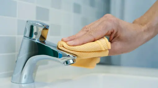 Ta jedna rzecz z lodówki poleruje krany lepiej niż chemia? Nie zawsze