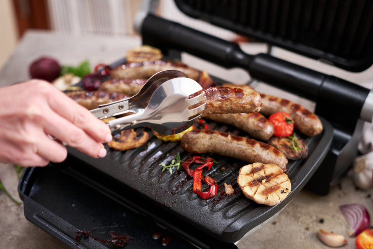 Grill elektryczny – zaskakujące zalety i wady. Sprawdź, czy warto go kupić