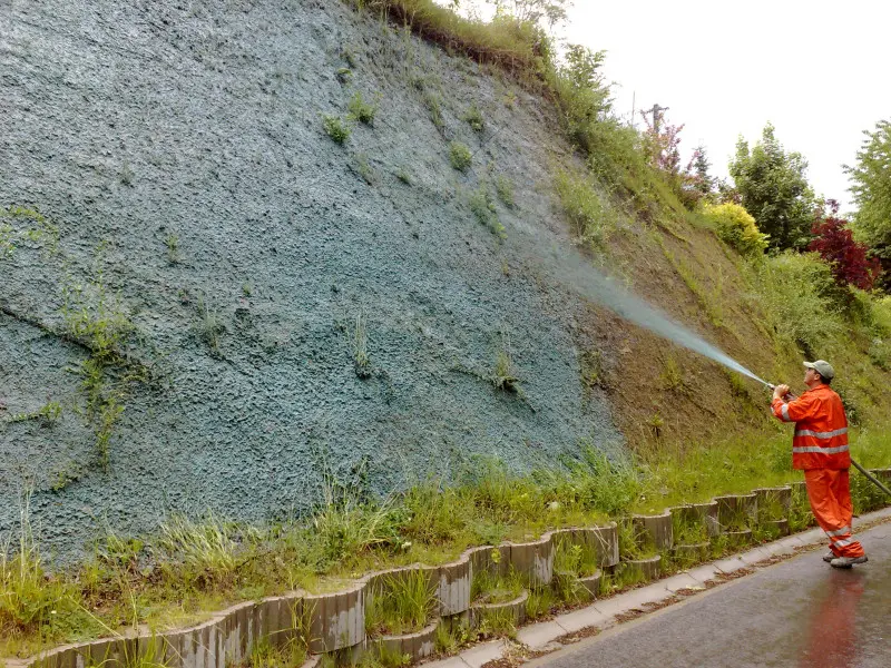 Hydrosiew (lub hydroobsiew) to szybka metoda zazieleniania dużych i trudnych terenów, polegająca na natrysku mieszanki wody, nasion, nawozów, celulozowego mulczu i dodatków chroniących przed erozją. Całość przygotowuje się w hydrosiewniku i rozprowadza na podłożu za pomocą hydropompy.