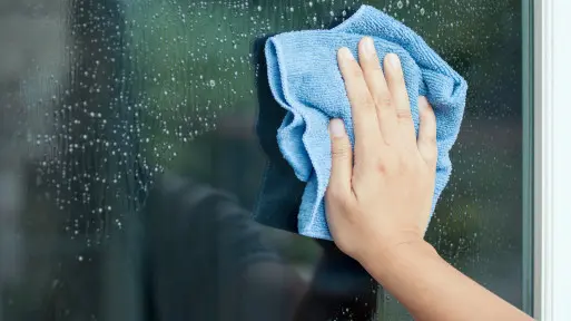 Domowy płyn do mycia szyb za grosze. Lepszy niż sklepowy