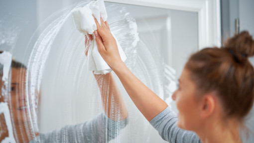 Wiecznie zaparowane lustro? Weź to z kosmetyczki męża i pożegnaj problem na dobre