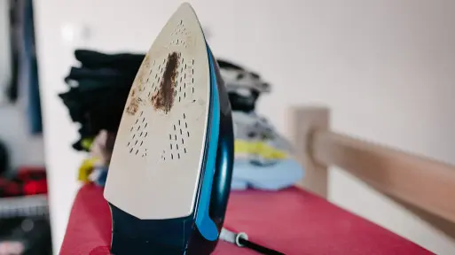 Spalona stopa żelazka przykleja się do ubrań. Posyp tym deskę do prasowania i przejedź po niej