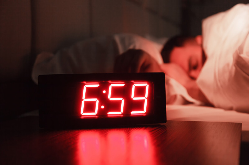 Świecące zegary nocą - dlaczego mogą być problemem