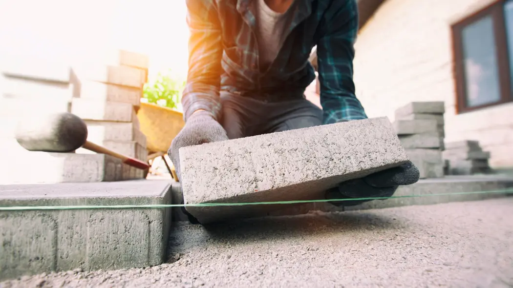 Kostka nie tylko na nawierzchnię. Co jeszcze można zbudować z kostki brukowej w ogrodzie