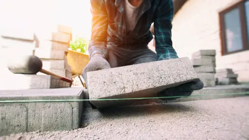 Kostka nie tylko na nawierzchnię. Co jeszcze można zbudować z kostki brukowej w ogrodzie?