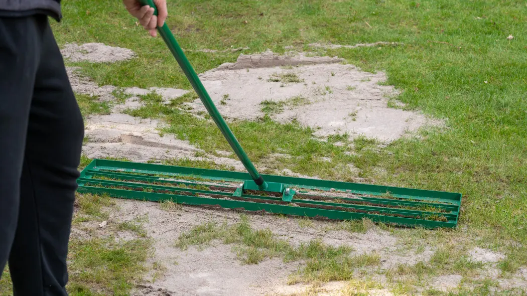 Piaskowanie trawnika – ważny zabieg po jesiennej aeracji gleby