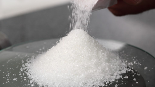 Cukier zamienił się w kamień? Włóż do pojemnika tę jedną rzecz. Rano będzie znów sypki