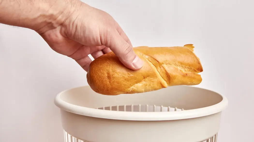 Nie wyrzucaj czerstwego chleba. Ten prosty trik z wodą sprawi, że będzie jak z piekarni