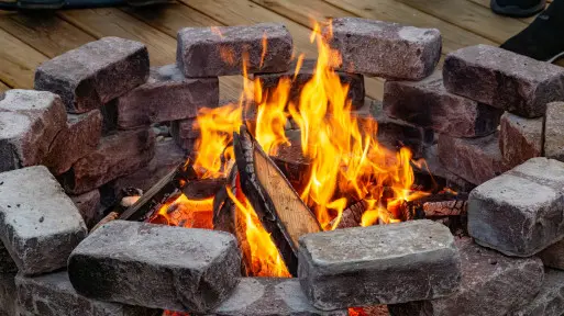 Ognisko z cegieł. O czym pamiętać w czasie budowy takiego paleniska?