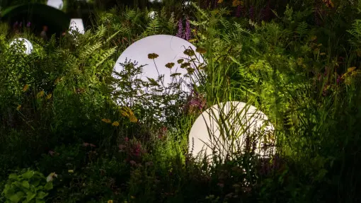 Lampy ogrodowe w kształcie kul – efekt WOW w rabacie. Czy sprawdzą się także u Ciebie?