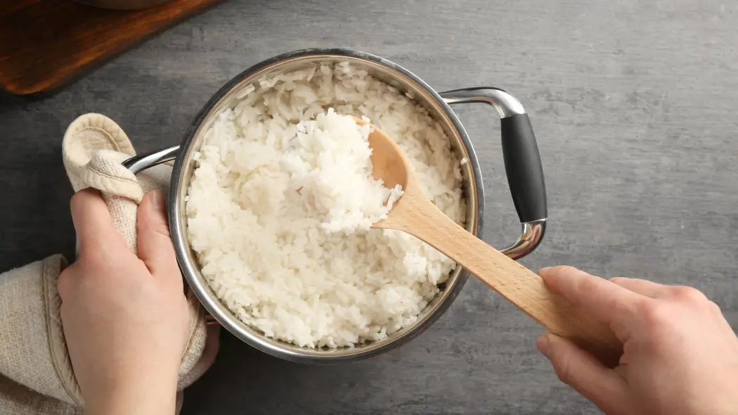 Znowu przypaliłeś ryż? Nie wyrzucaj garnka. Połóż to na wierzchu, a uratujesz obiad