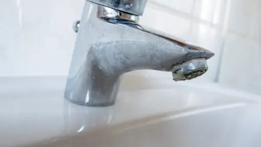 Bateria w łazience znowu w zaciekach? Potrzyj ją tym, a woda będzie spływać jak po kaczce