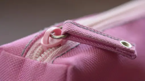 Zepsuł Ci się zamek błyskawiczny? Posmaruj go tym, co każdy ma na biurku