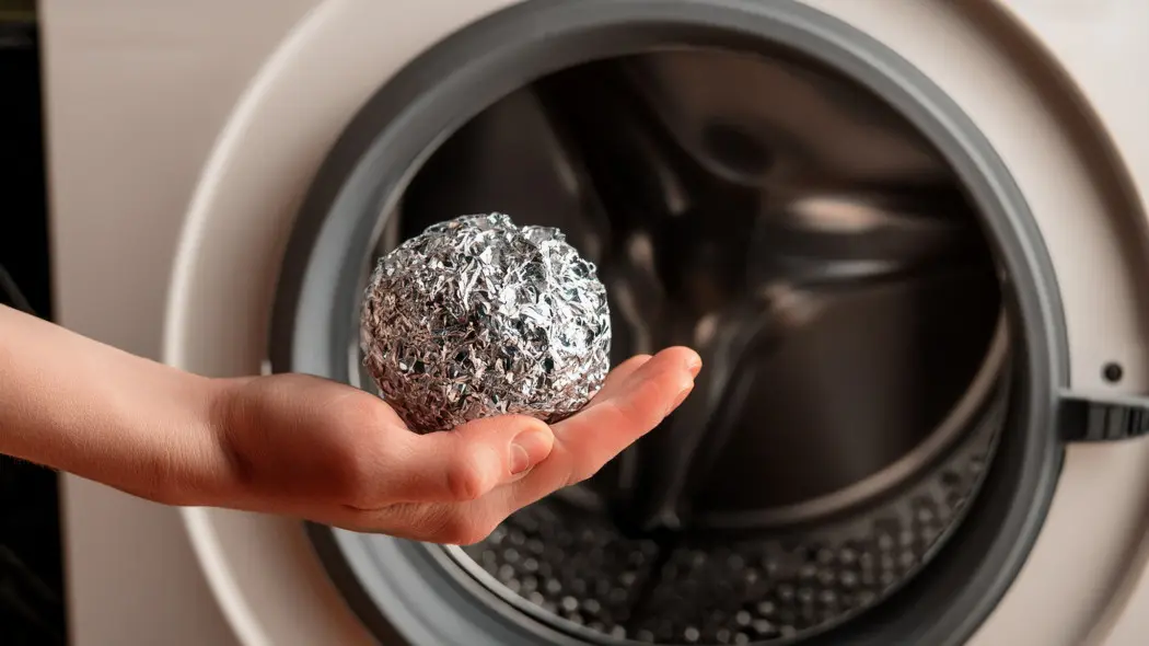 Chcesz, by ręczniki były miękkie bez chemii? Wrzuć do pralki te dwie kulki