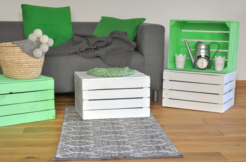 Stolik i półki ze skrzynek po owocach w domu – recykling drewna, dekoracja salonu