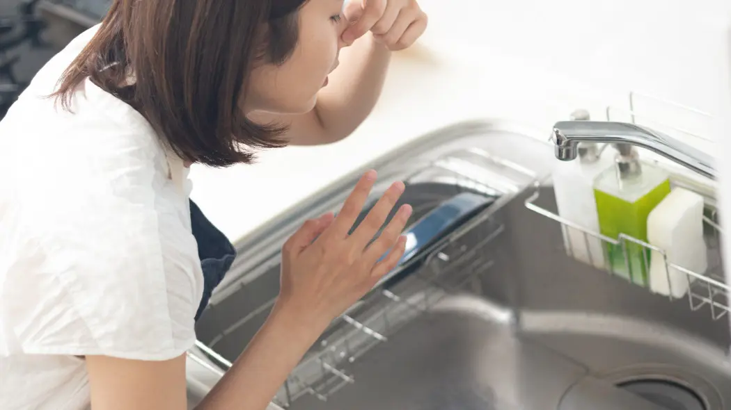 Zlew błyszczy, ale wciąż śmierdzi