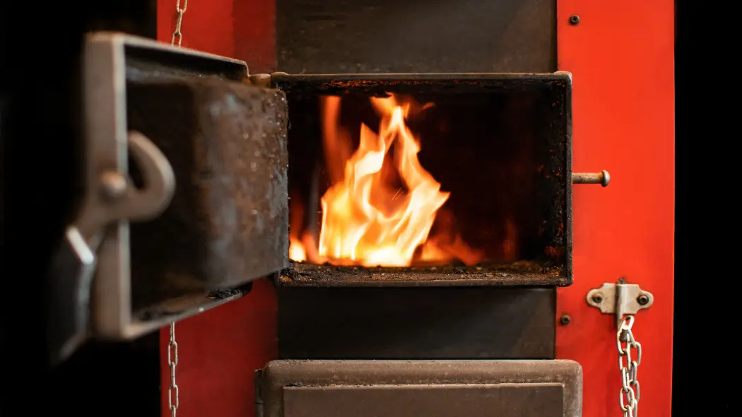 Czy zgrabione liście można spalić w piecu