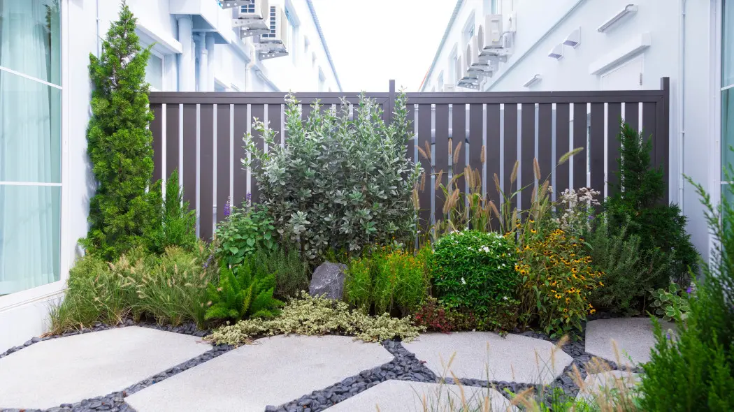 Jak zagospodarować wąską przestrzeń w ogrodzie?